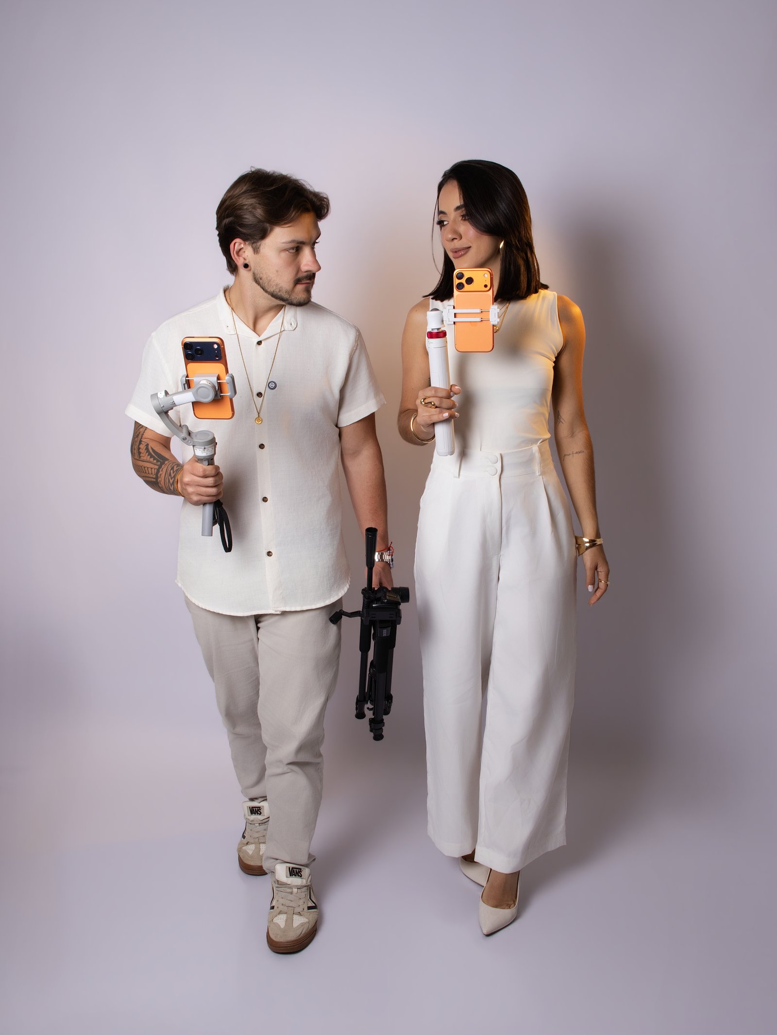 Willian e Raquel, vídeo makers da Will Maker, com equipamentos de filmagem